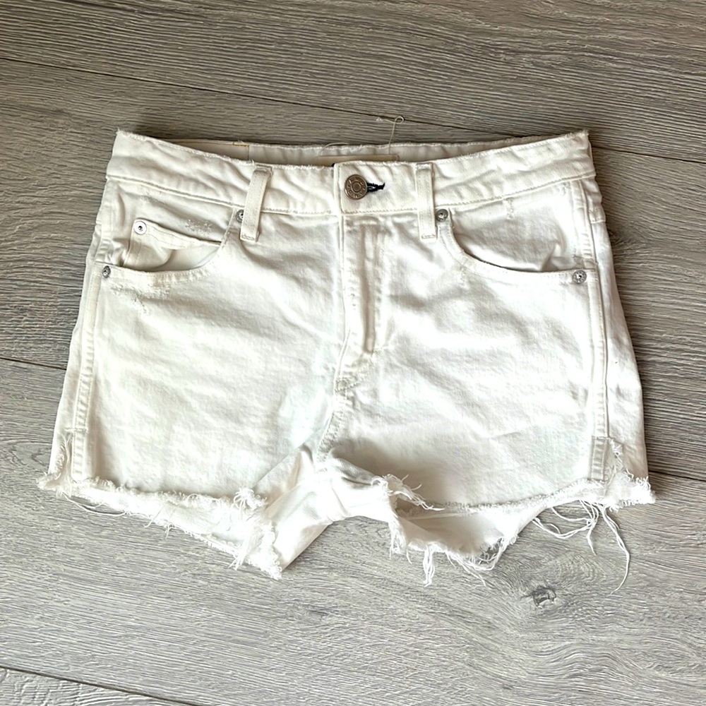 AMO denim shorts. 🌞🌴🌊